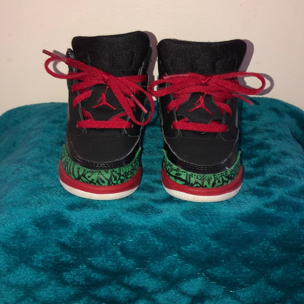 Lightly worn kids 9C Air Jordan...😀